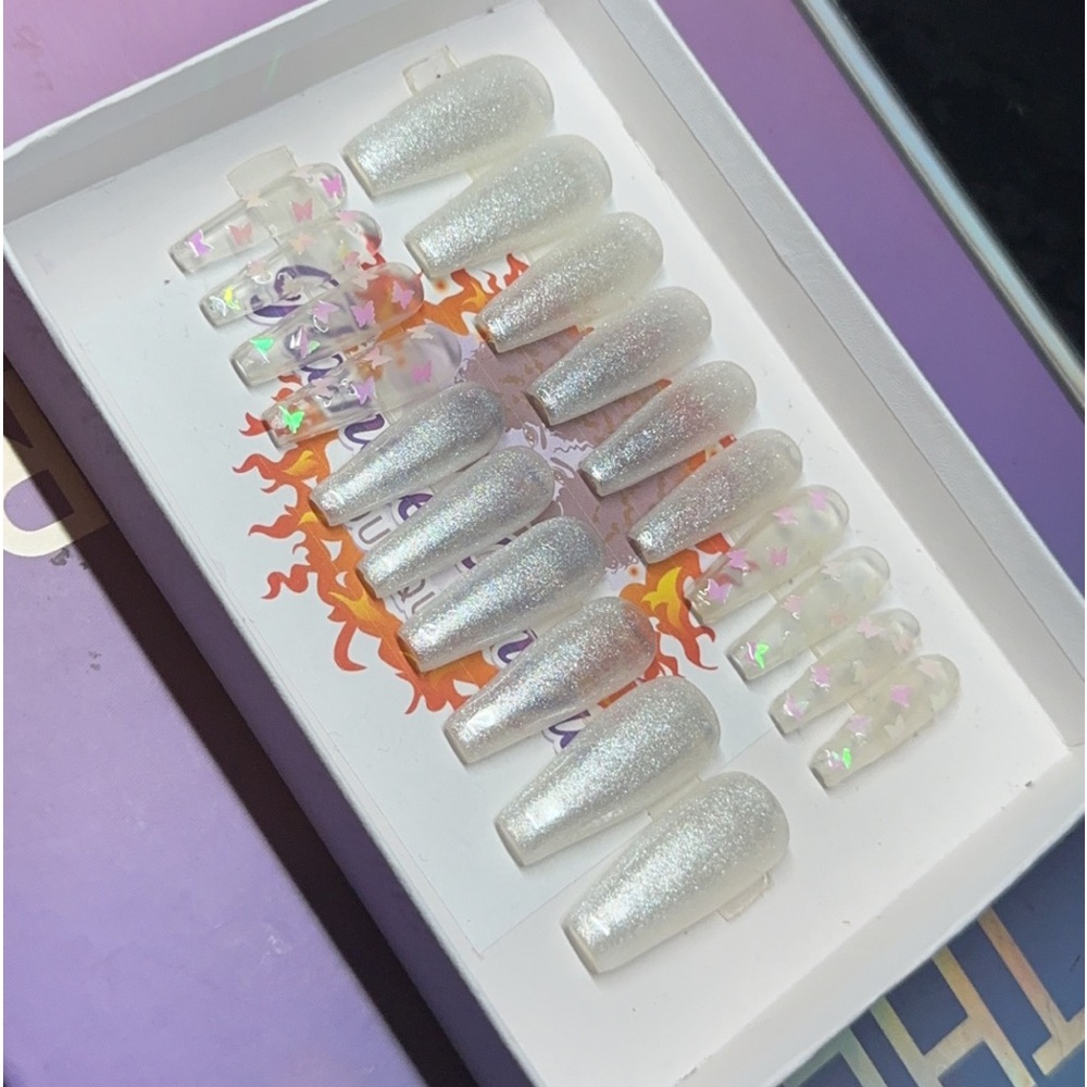 -20 piece pressonnails
-Gel polish 
-Acrylic Nails 
-Last 2-3 weeks 
-Reusable